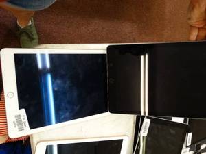 lot 24934 image: Lot of 2 iPads