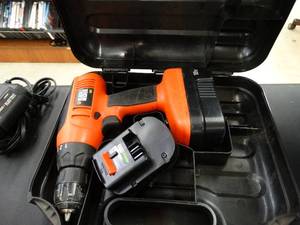 lot 24997 image: Black & Decker Drill and Battery in Case