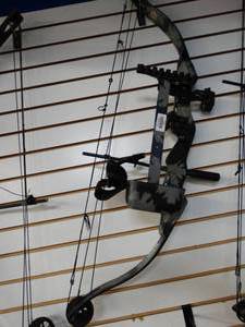 lot 37805 image: Polaris PSE Graphite Compound Hunting Bow