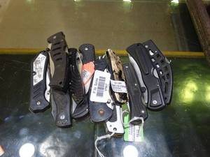 lot 37867 image: Lot of Pocket Knives