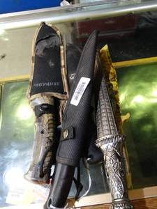 lot 37869 image: Lot of Knives in Sheaths