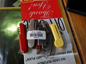 lot 37872 image: Lot of Small Pocket Knives