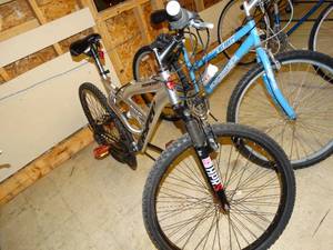 lot 37897 image: Hyper Summit Bicycle