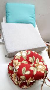lot 8156 image: Lot of 4 Outdoor Furniture Fabric Pillows