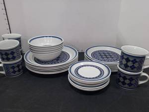 lot 1008 image: Royal Doulton Tangier Lambeth Stoneware Set of 31 Pieces