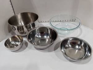 lot 1015 image: Pyrex Glass Mixing Bowl with Stainless Mixing Bowls