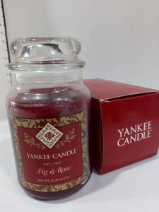 lot 1020 image: Yankee Candle Brand New Fig and Rose Housewarmer Candle