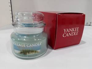 lot 1021 image: Yankee Candle Brand New Summer Breeze Premium Round Candle