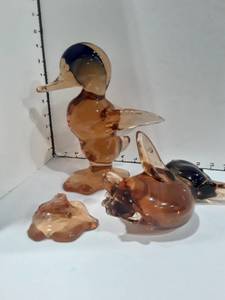 lot 1031 image: 2 Vintage Murano Amber and Kobalt Glass Ducks. One has a broken bottom 12