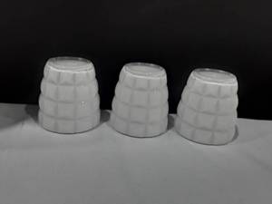 lot 1035 image: 3 Plastic White Cups