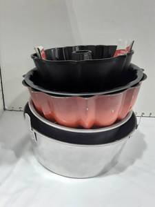 lot 1036 image: Lot of Bundt Pans