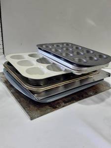 lot 1039 image: Bakeware. Muffin Pans, Mini Muffin Pans, Cookie Sheets and Broiler Pan