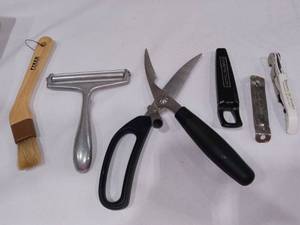 lot 1044 image: Assorted Kitchen Utensils