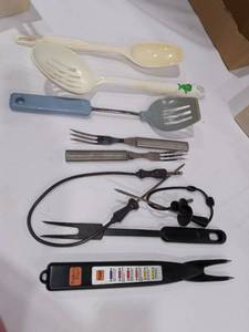 lot 1046 image: Meat Thermometer Fork with Assorted Kitchen Utensils