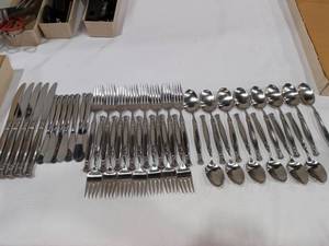 lot 1052 image: Oneida Flatware 41 Pieces
