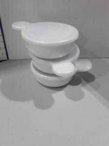 lot 1066 image: 3 CORNINGWARE 550ml. With lids