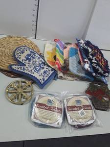 lot 1075 image: Miscellaneous Trivets and Hot Pads