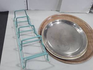 lot 1085 image: 5 Round Serving Trays with Holder