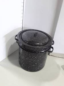 lot 1091 image: 4 Pcs. Speckled Enamel Pot