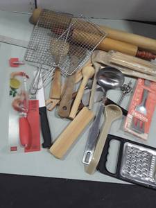 lot 1113 image: More Miscellaneous Kitchen Utensils