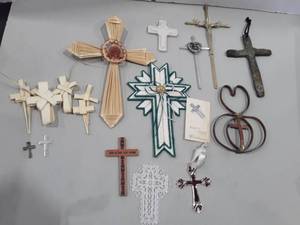 lot 1130 image: Various Sizes of Crosses