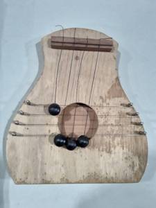 lot 1145 image: Wooden Dulcimer or Wind Chime  Doorbell