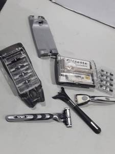 lot 1156 image: Reusable Razors with Blades