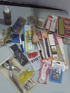 lot 1372 image: Miscellaneous Sewing Items.