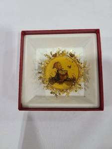 lot 1414 image: The Hummel Gold Christmas Ornament Collection Meeting In The Meadow