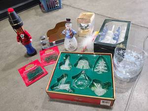 lot 1419 image: Assorted Holiday Decor