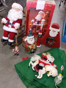 lot 1423 image: Santa Claus Decor