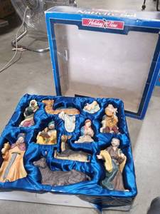 lot 1425 image: Holiday Time Hand Painted Porcelain Nativity Set