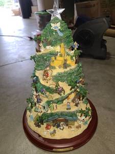 lot 1433 image: Glory to the Newborn King Holiday Decor