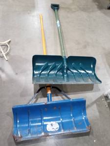 lot 1175 image: Snow Shovels