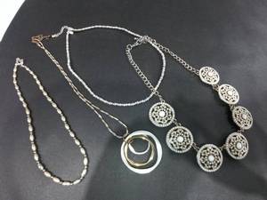 lot 1472 image: Two Tones Womens Necklaces