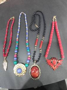 lot 1474 image: Womens Beaded Pendant Necklaces