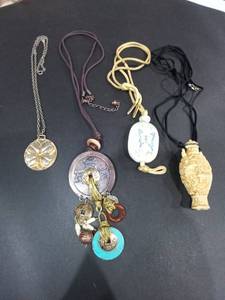 lot 1475 image: Womens Pendant Necklaces