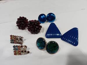 lot 1488 image: Assorted Pierced Earrings