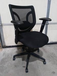 lot 1500 image: Black Office Chair