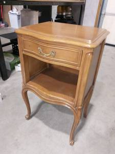 lot 1508 image: Drexel 1 Drawer Nightstand 28 x 18 x 13 in