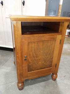lot 1515 image: Solid Wood Cabinet 31 x 21 x 21 in