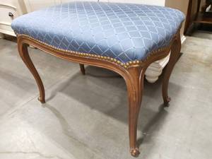 lot 1516 image: Vintage Queen Anne Style Vanity Stool