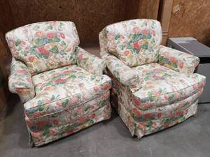 lot 1518 image: Pair of Colefax and Fowler Floral Chintz Chairs