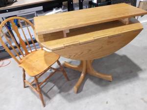 lot 1533 image: Oak Drop Leaf Dining Table 30 x 42 x 42 in with Chair and 14.5 in Leaf
