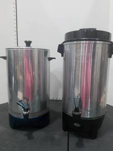 lot 1542 image: Vintage Mirro Matic Coffee Urn with Westbend Coffee Urn