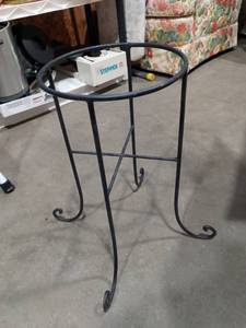 lot 1548 image: Iron Plant Stand 18 x 18 x 18 in Pot Diameter 10 in