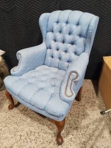 lot 1551 image: Blue Upholstered Tuffed Parlor Chair