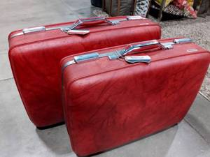 lot 1576 image: Vintage Red American Tourister Hard Luggage Set of 2