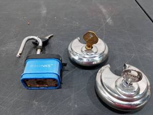 lot 1582 image: Padlocks and Keys