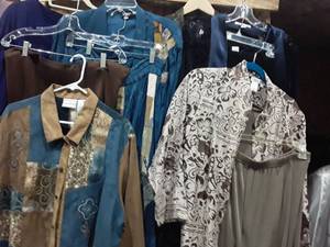 lot 1605 image: Womens 2 pcs. Outfits. Sizes XL to 2X